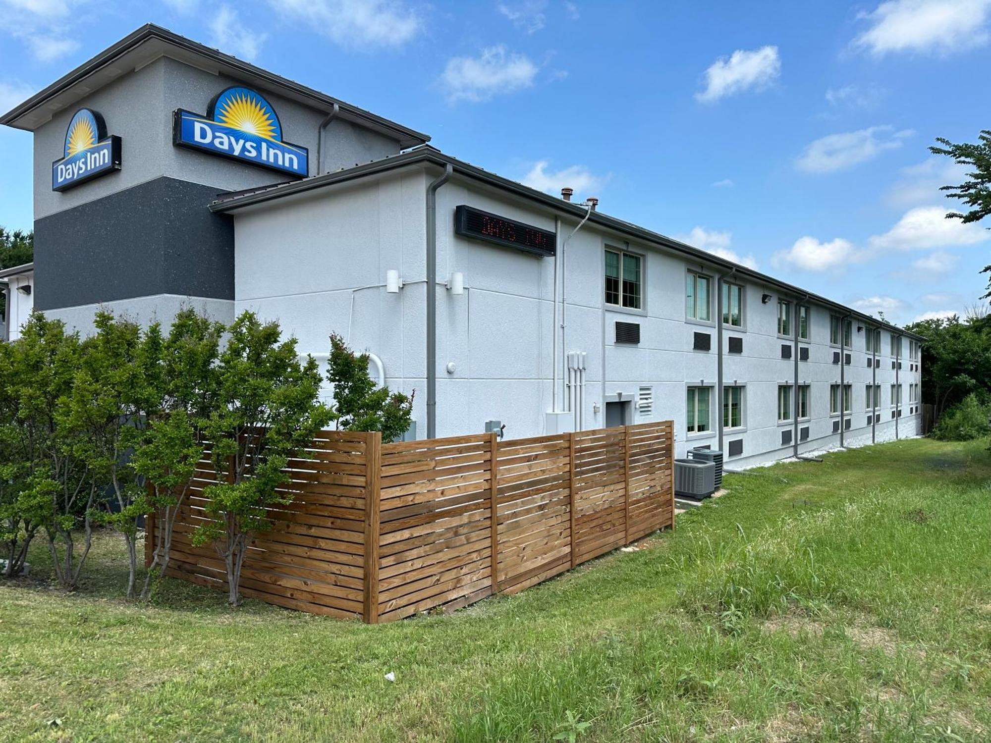 Days Inn By Wyndham Arlington Exterior photo