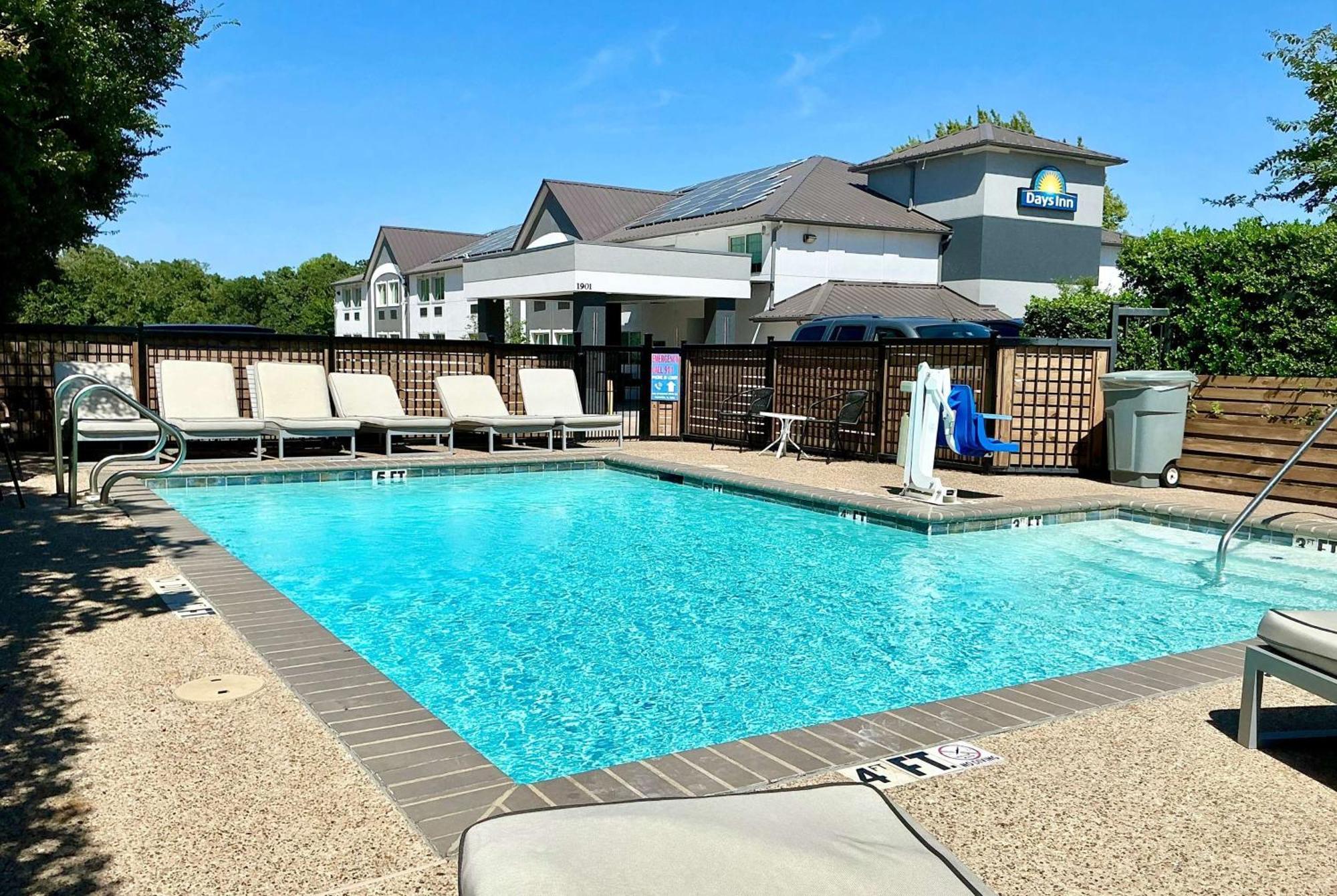 Days Inn By Wyndham Arlington Exterior photo