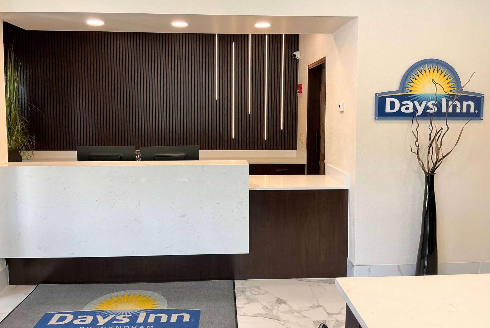 Days Inn By Wyndham Arlington Exterior photo